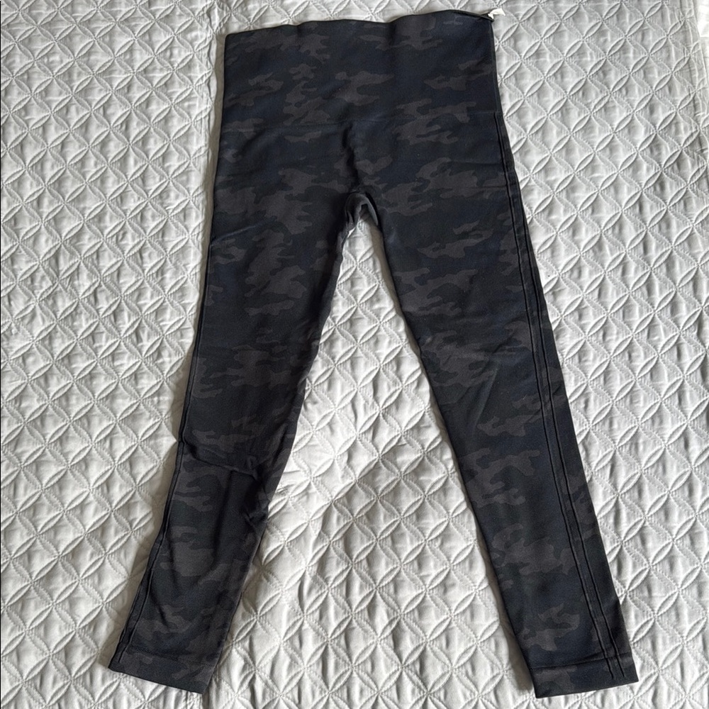 Spanx Look At Me Now seamless leggings, black camo, size Medium
